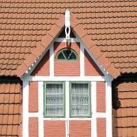 8150_2847 Erkerfenster mit Fachwerk - Wohnhaus im Hamburger Stadtteil Cranz. | 